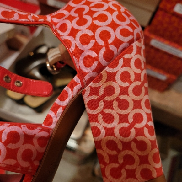 Coach signature fabric heels.  Size 5 - Picture 5 of 8